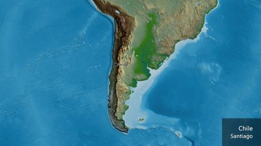 Şili sınır bölgesinin yakın çekimleri fiziksel bir haritada koyu bir örtüyle vurgulanıyor. Ana nokta. Kırsal kesimin kıvrımlı kenarları. Ülkenin ve başkentinin İngilizce adı