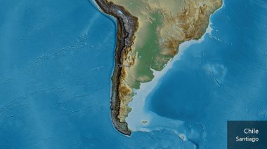 Şili sınır bölgesinin yakın çekimleri bir yardım haritasında koyu bir örtüyle vurgulanıyor. Ana nokta. Kırsal kesimin kıvrımlı kenarları. Ülkenin ve başkentinin İngilizce adı