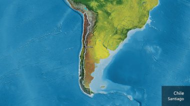 Şili sınır bölgesinin yakın çekimleri bir topoğrafik haritada koyu bir örtüyle vurgulanıyor. Ana nokta. Ülke çapında bir taslak oluşturun. Ülkenin ve başkentinin İngilizce adı