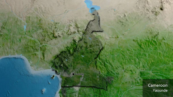 卫星地图上的黑暗覆盖突出显示了喀麦隆边境地区的近景 资本点 这个国家的边缘呈斜角状 国家及其首都的英文名称 — 图库照片