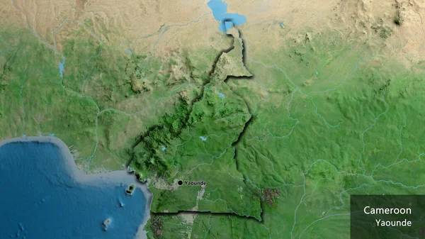 Cameroun sınır bölgesinin uydu haritasında yakın plan görüntüsü. Ana nokta. Kırsal kesimin kıvrımlı kenarları. Ülkenin ve başkentinin İngilizce adı