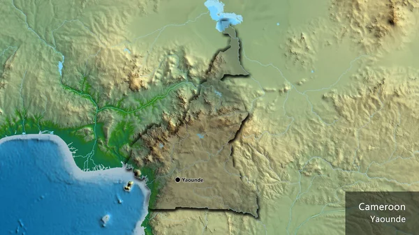 カメルーン境界領域のクローズアップは 物理的な地図上の暗いオーバーレイで強調表示されます 資本ポイント 国の形の縁が隠されています 英名国とその首都 — ストック写真