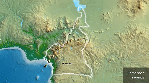 物理的な地図上のカメルーン国境地域のクローズアップ 資本ポイント 国の形の周りに光る 英名国とその首都 — ストック写真