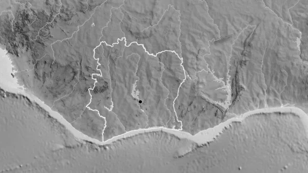 在一张灰色比例尺地图上对象牙海岸边境地区进行的密切监视 资本点 国家形貌概述 — 图库照片