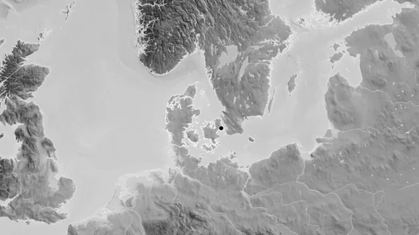 在一张灰色比例尺地图上对丹麦边境地区进行的密切监视 资本点 国家形貌概述 — 图库照片