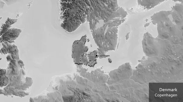 デンマークの国境地帯のクローズアップは グレースケールの地図上の暗いオーバーレイで強調されています 資本ポイント 国の形の縁が隠されています 英名国とその首都 — ストック写真