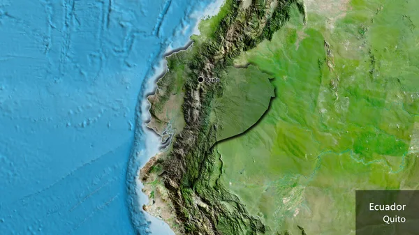 衛星地図上の暗いオーバーレイで強調されているエクアドル国境地域のクローズアップ 資本ポイント 国の形の縁が隠されています 英名国とその首都 — ストック写真