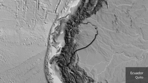Ekvador sınır bölgesinin yakın plan görüntüsü gri tonlu bir haritada. Ana nokta. Kırsal kesimin kıvrımlı kenarları. Ülkenin ve başkentinin İngilizce adı