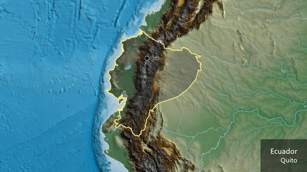 救援地図上の暗いオーバーレイで強調エクアドル国境地域のクローズアップ 資本ポイント 国の形の周りの概要 英名国とその首都 — ストック写真