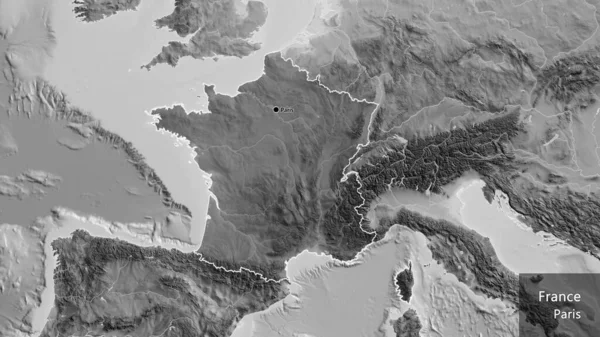 グレースケールの地図上に暗いオーバーレイで強調フランス国境地域のクローズアップ 資本ポイント 国の形の周りの概要 英名国とその首都 — ストック写真