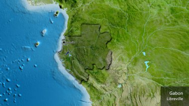 Gabon sınır bölgesinin uydu haritasında koyu bir örtüyle ışıklandırılmış hali. Ana nokta. Kırsal kesimin kıvrımlı kenarları. Ülkenin ve başkentinin İngilizce adı