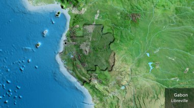 Gabon sınır bölgesinin uydu haritasında koyu bir örtüyle ışıklandırılmış hali. Ana nokta. Kırsal kesimin kıvrımlı kenarları. Ülkenin ve başkentinin İngilizce adı