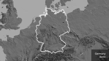 Almanya sınır bölgesinin bir bileklik haritasına yakın plan. Ana nokta. Ülke çapında parıldıyor. Ülkenin ve başkentinin İngilizce adı