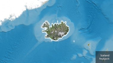 İzlanda sınır bölgesinin uydu haritasında koyu bir örtüyle işaretlenmiş yakın çekimi. Ana nokta. Ülke çapında parıldıyor. Ülkenin ve başkentinin İngilizce adı