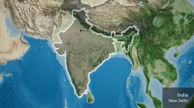 Hindistan sınır bölgesinin yakın çekimleri, uydu haritasında koyu bir örtüyle vurgulanıyor. Ana nokta. Ülke çapında parıldıyor. Ülkenin ve başkentinin İngilizce adı
