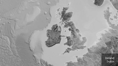 İrlanda sınır bölgesinin yakın çekimleri gri tonlu bir haritada koyu bir örtüyle vurgulanıyor. Ana nokta. Kırsal kesimin kıvrımlı kenarları. Ülkenin ve başkentinin İngilizce adı