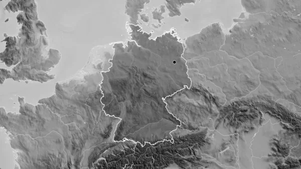 グレースケールの地図上に暗いオーバーレイで強調ドイツ国境地域のクローズアップ 資本ポイント 全国の概要 — ストック写真