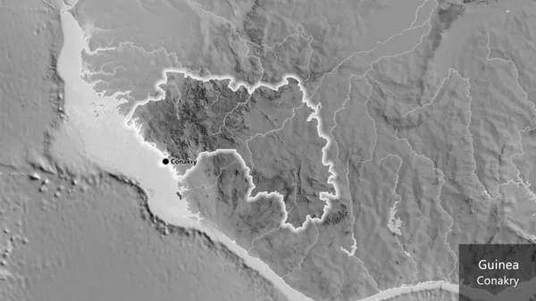 グレースケールの地図上のギニア国境地域の閉鎖 資本ポイント 国の形の周りに光る 英名国とその首都 — ストック写真