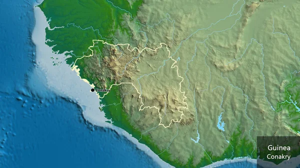 在一张实景地图上对几内亚边境地区进行的密切监视 资本点 概略地描述一下国家的面貌 国家及其首都的英文名称 — 图库照片
