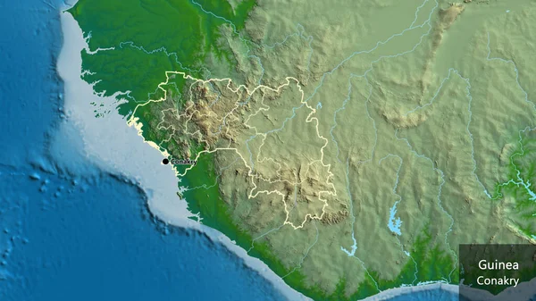 在一张地图上对几内亚边境地区及其区域边界进行密切监视 资本点 概略地描述一下国家的面貌 国家及其首都的英文名称 — 图库照片