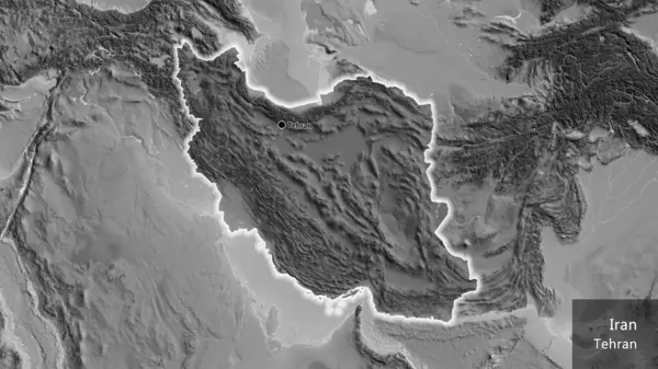 グレースケールの地図上の暗いオーバーレイで強調されているイラン国境地域のクローズアップ 資本ポイント 国の形の周りに光る 英名国とその首都 — ストック写真