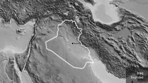 Irak sınır bölgesinin yakın çekimleri gri tonlu bir haritada. Ana nokta. Ülke çapında parıldıyor. Ülkenin ve başkentinin İngilizce adı