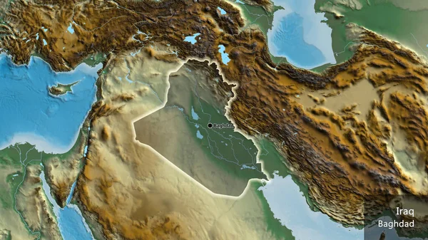 救援地図上の暗いオーバーレイで強調されているイラク国境地域のクローズアップ 資本ポイント 国の形の周りに光る 英名国とその首都 — ストック写真