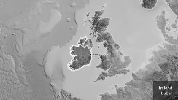 グレースケールの地図上に暗いオーバーレイで強調アイルランド国境地域のクローズアップ 資本ポイント 国の形の周りに光る 英名国とその首都 — ストック写真