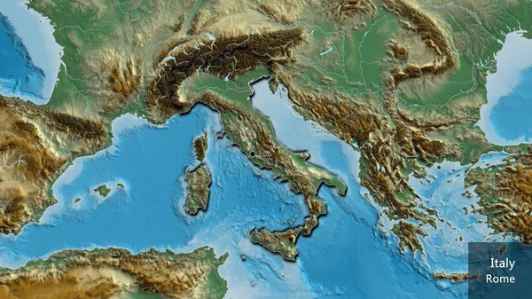 在一张救济地图上对意大利边境地区进行了密切监视 资本点 这个国家的边缘呈斜角状 国家及其首都的英文名称 — 图库照片