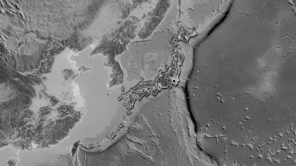 在一张灰色比例尺地图上对日本边境地区进行的密切监视 资本点 国家形状的斜边 — 图库照片