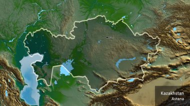Kazakistan sınır bölgesinin yakın çekimleri fiziksel bir harita üzerinde koyu bir örtüyle vurgulanıyor. Ana nokta. Ülke çapında parıldıyor. Ülkenin ve başkentinin İngilizce adı