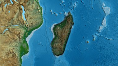 Madagaskar sınır bölgesinin yakın çekimi fiziksel bir haritada koyu bir örtüyle vurgulanıyor. Ana nokta. Ülkenin kıvrımlı kenarları. 