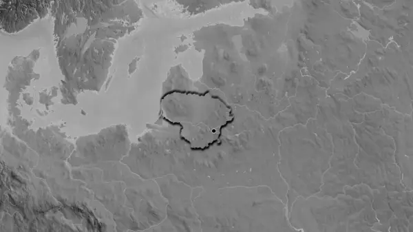 在一张灰色比例尺地图上对立陶宛边境地区进行的密切调查 资本点 国家形状的斜边 — 图库照片