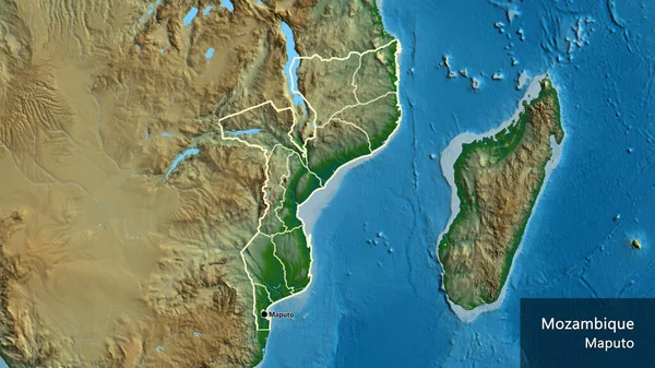在一张实景地图上对莫桑比克边境地区及其区域边界进行了密切监视 资本点 概略地描述一下国家的面貌 国家及其首都的英文名称 — 图库照片