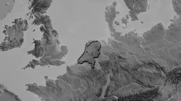 グレースケールの地図上に暗いオーバーレイで強調オランダ国境地域のクローズアップ 資本ポイント 国の形の縁が隠されている — ストック写真