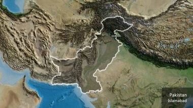 Pakistan sınır bölgesinin yakın çekimleri, uydu haritasında koyu bir örtüyle vurgulanıyor. Ana nokta. Ülke çapında parıldıyor. Ülkenin ve başkentinin İngilizce adı