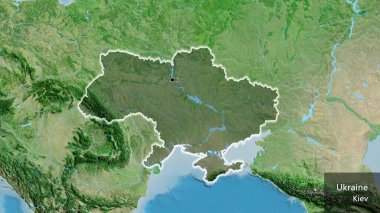 Ukrayna sınır bölgesinin yakın planında uydu haritasında koyu bir kaplama var. Ana nokta. Ülke çapında parıldıyor. Ülkenin ve başkentinin İngilizce adı