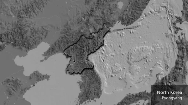 在一张双面地图上对北朝鲜边境地区进行的密切监视 资本点 这个国家的边缘呈斜角状 国家及其首都的英文名称 — 图库照片