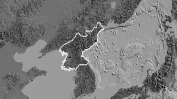 在一张双面地图上对北朝鲜边境地区进行的密切监视 资本点 风靡全国 — 图库照片