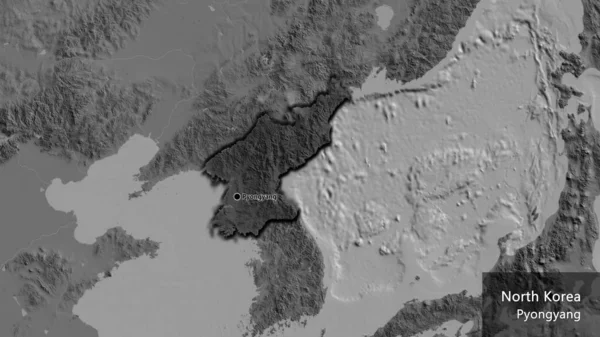 北朝鲜边境地区的特写镜头 用一张双层地图上的黑暗阴影突出显示出来 资本点 这个国家的边缘呈斜角状 国家及其首都的英文名称 — 图库照片