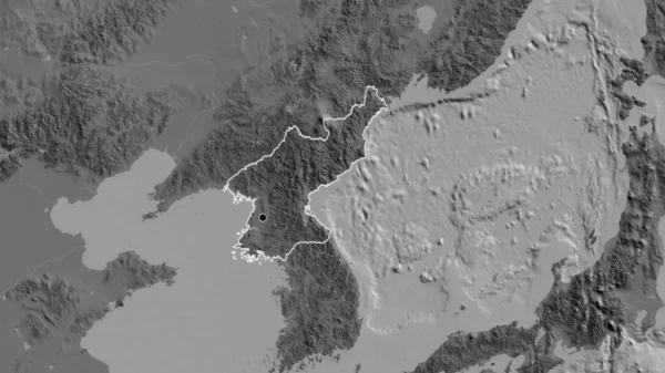 在一张双面地图上对北朝鲜边境地区进行的密切监视 资本点 国家形貌概述 — 图库照片