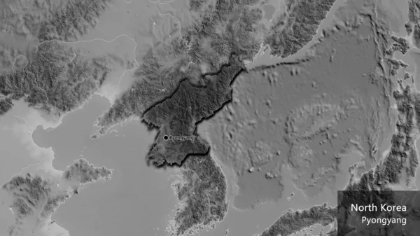 北朝鲜边境地区的特写镜头 以灰度地图上的黑暗覆盖为亮点 资本点 这个国家的边缘呈斜角状 国家及其首都的英文名称 — 图库照片