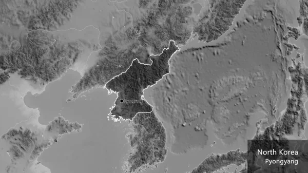 北朝鲜边境地区的特写镜头 以灰度地图上的黑暗覆盖为亮点 资本点 概略地描述一下国家的面貌 国家及其首都的英文名称 — 图库照片
