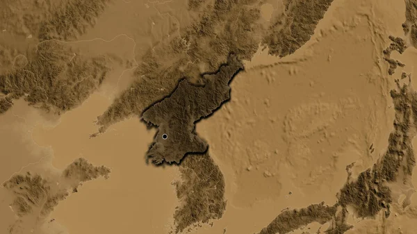 北朝鮮国境地域のクローズアップは セピアの標高地図上の暗いオーバーレイで強調しています 資本ポイント 国の形の縁が隠されている — ストック写真