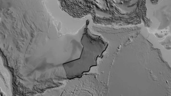 オマーン国境地域のクローズアップは グレースケールの地図上の暗いオーバーレイで強調表示されます 資本ポイント 国の形の縁が隠されている — ストック写真