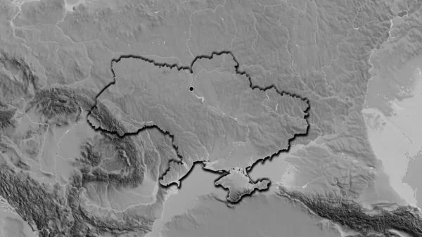 在一张灰色比例尺地图上对乌克兰边境地区进行的密切监视 资本点 国家形状的斜边 — 图库照片