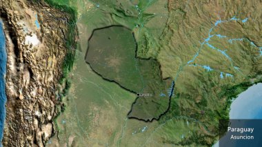 Paraguay sınır bölgesinin yakın planında uydu haritasında koyu bir örtüyle vurgulanıyor. Ana nokta. Kırsal kesimin kıvrımlı kenarları. Ülkenin ve başkentinin İngilizce adı