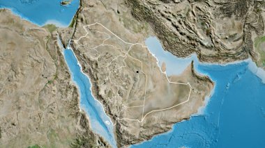 Suudi Arabistan sınırına ve bölgesel sınırlarına bir uydu haritasında yakın plan. Ana nokta. Ülke şekli etrafında özet geç. 