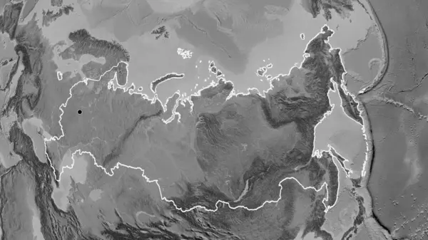 在一张灰色比例尺地图上对俄罗斯边境地区进行的密切监视 资本点 国家形貌概述 — 图库照片