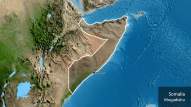 Somali sınır bölgesinin yakın çekimleri, uydu haritasında koyu bir örtüyle vurgulanıyor. Ana nokta. Ülke çapında parıldıyor. Ülkenin ve başkentinin İngilizce adı